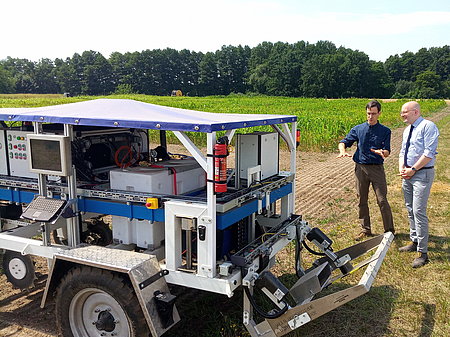 Demonstration of the sensor platform by Robin Gebbers on occasion of visit of StS Karlinski in ATB's Fieldlab for Digital Agriculture in Marquardt 2018 (Photo: ATB)